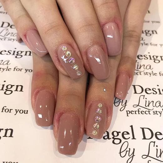 Nagelmodellage mit Schmucksteinen