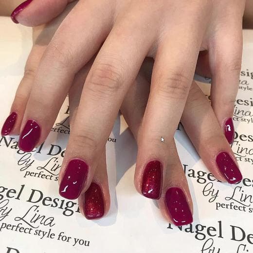 Weinrote Nagelmodellage